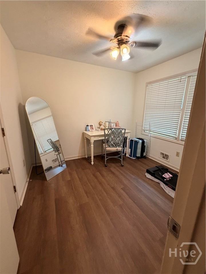 240 Davis St - Photo 6 of 13