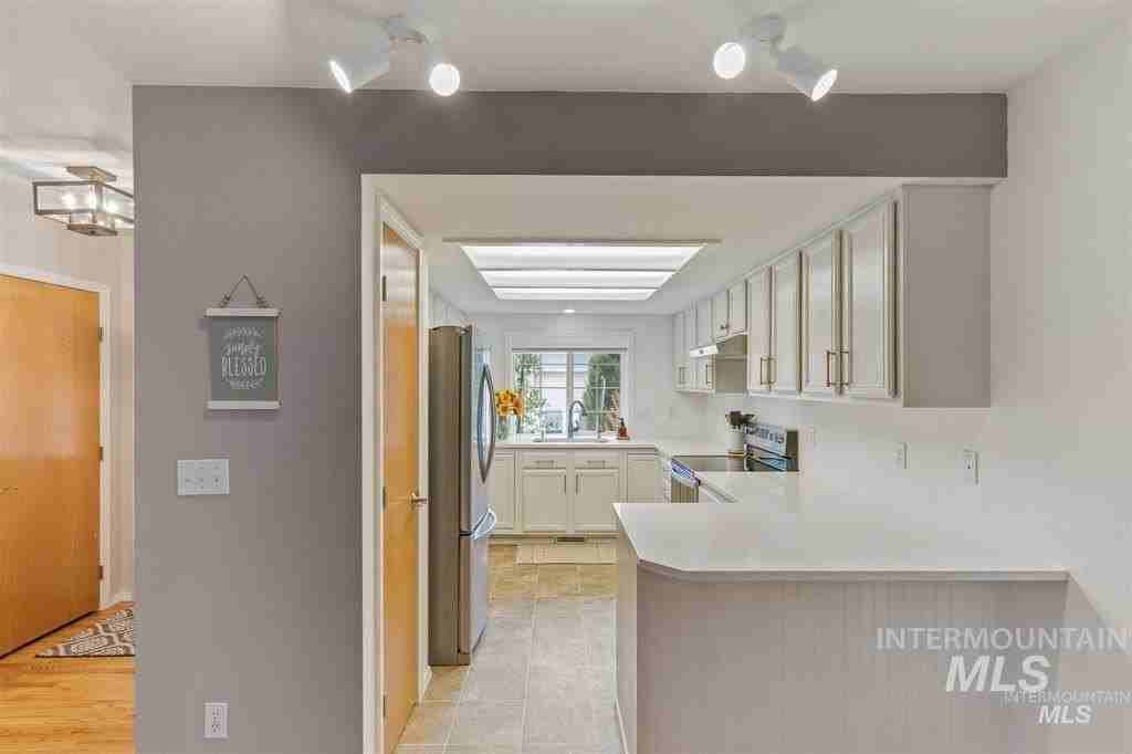 3016 S Cadet Ln - Photo 7 of 22