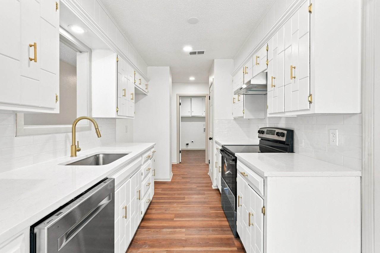 3701 Englewood Ave - Photo 4 of 25