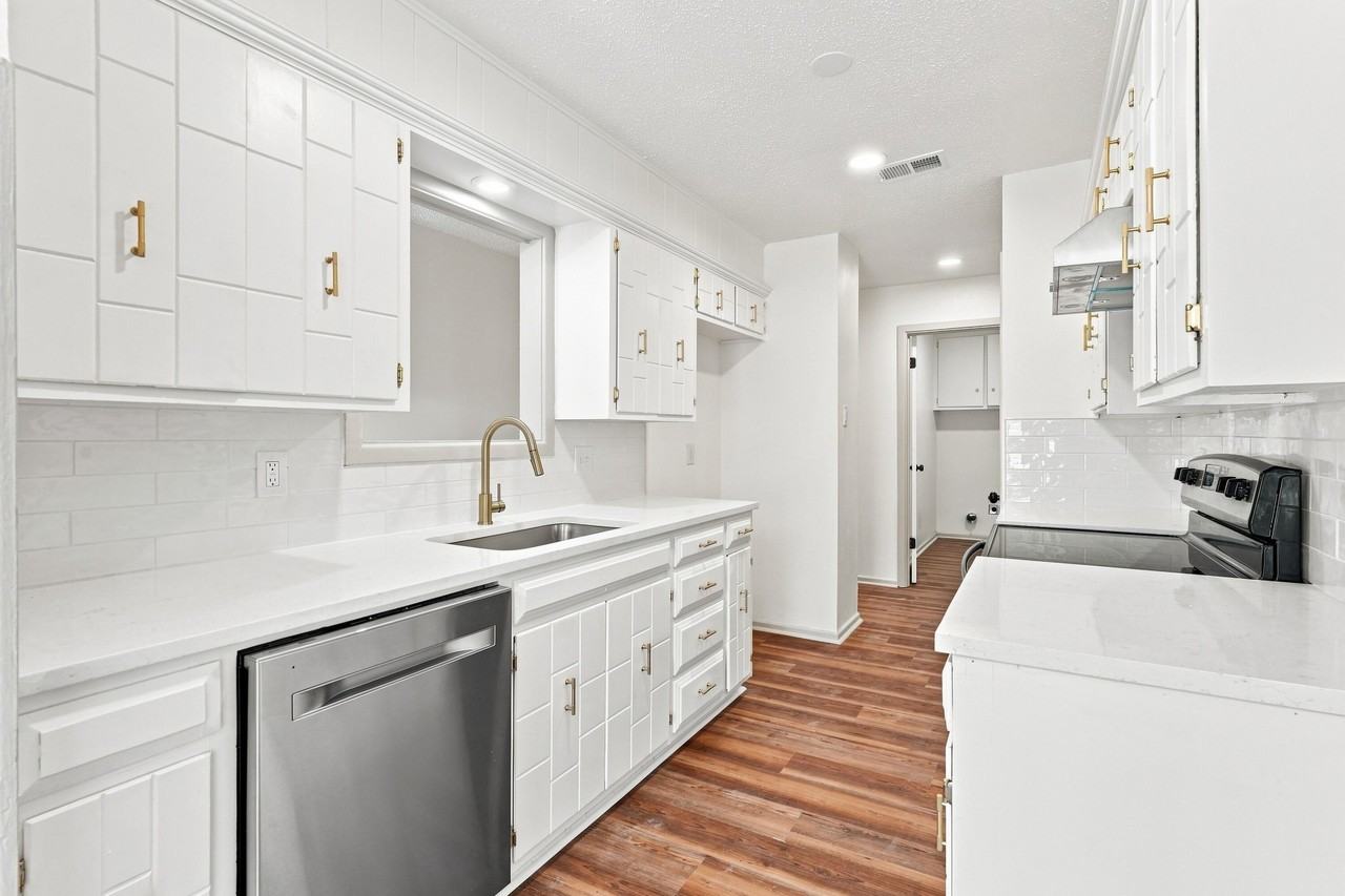 3701 Englewood Ave - Photo 5 of 25