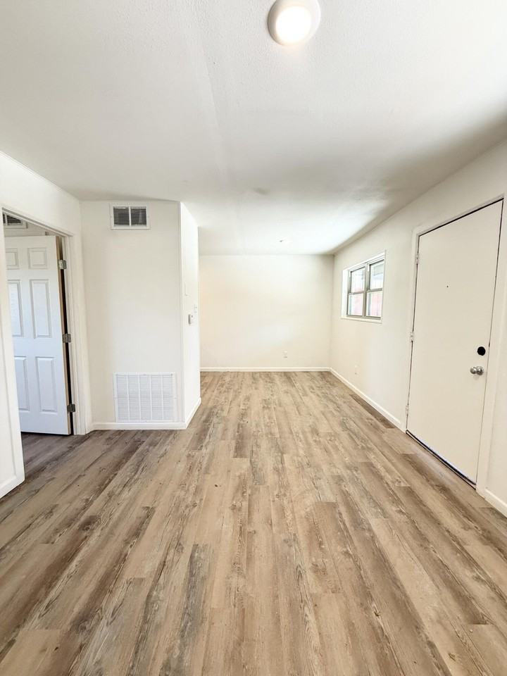 1710 9th St #8 - Photo 7 of 24