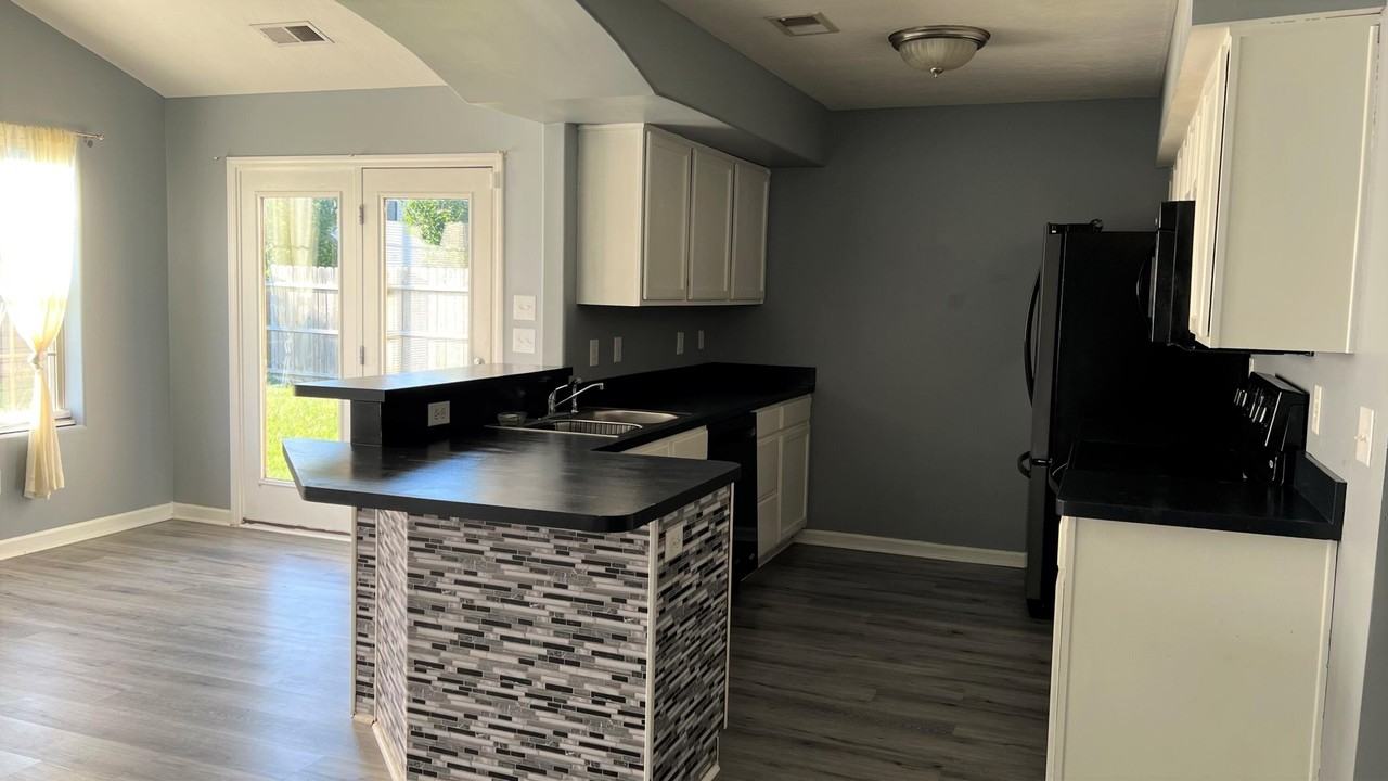 2505 Langstane Ln - Photo 5 of 24