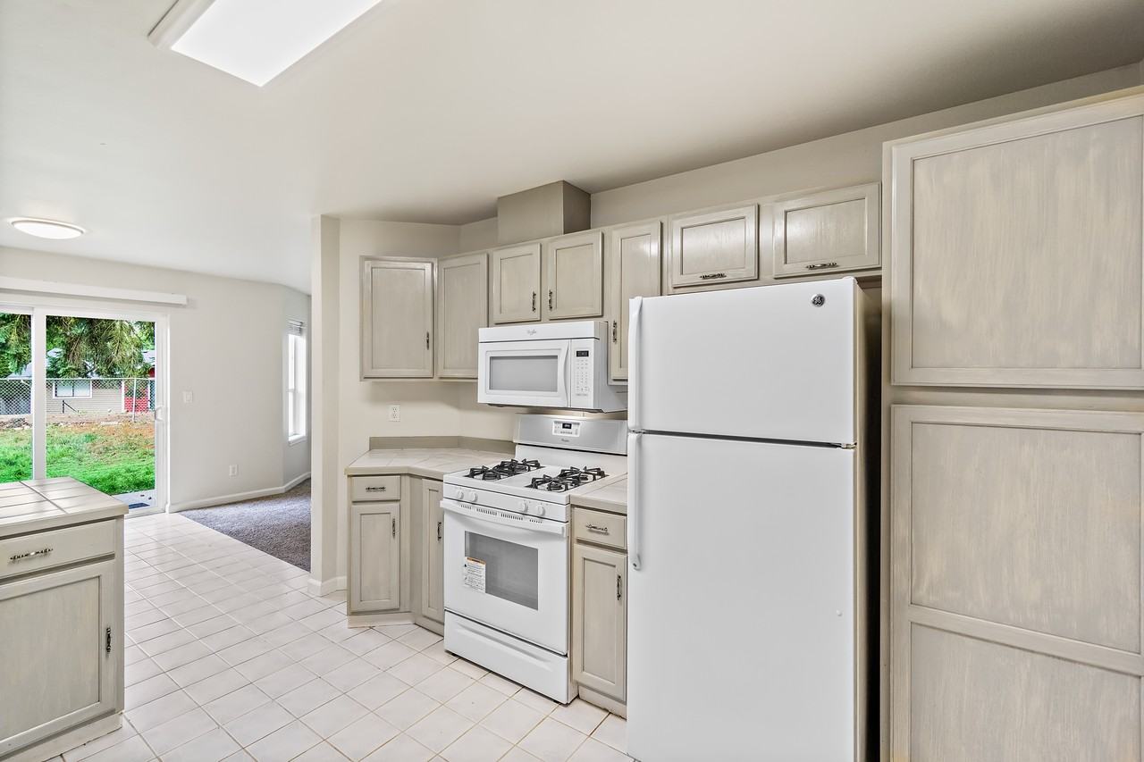 14426 Beverly Park Road - Photo 4 of 17