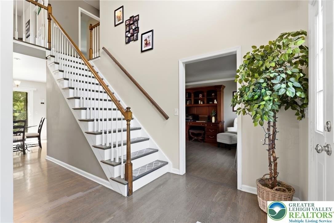 4661 Hampshire Dr - Photo 3 of 50