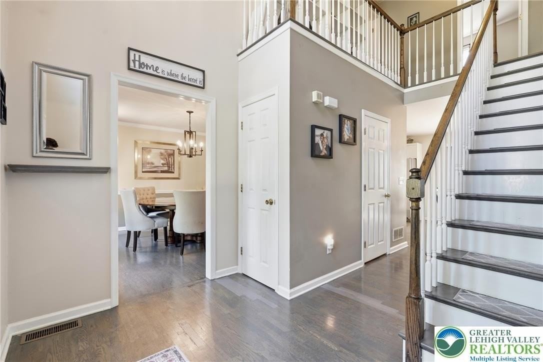 4661 Hampshire Dr - Photo 5 of 50