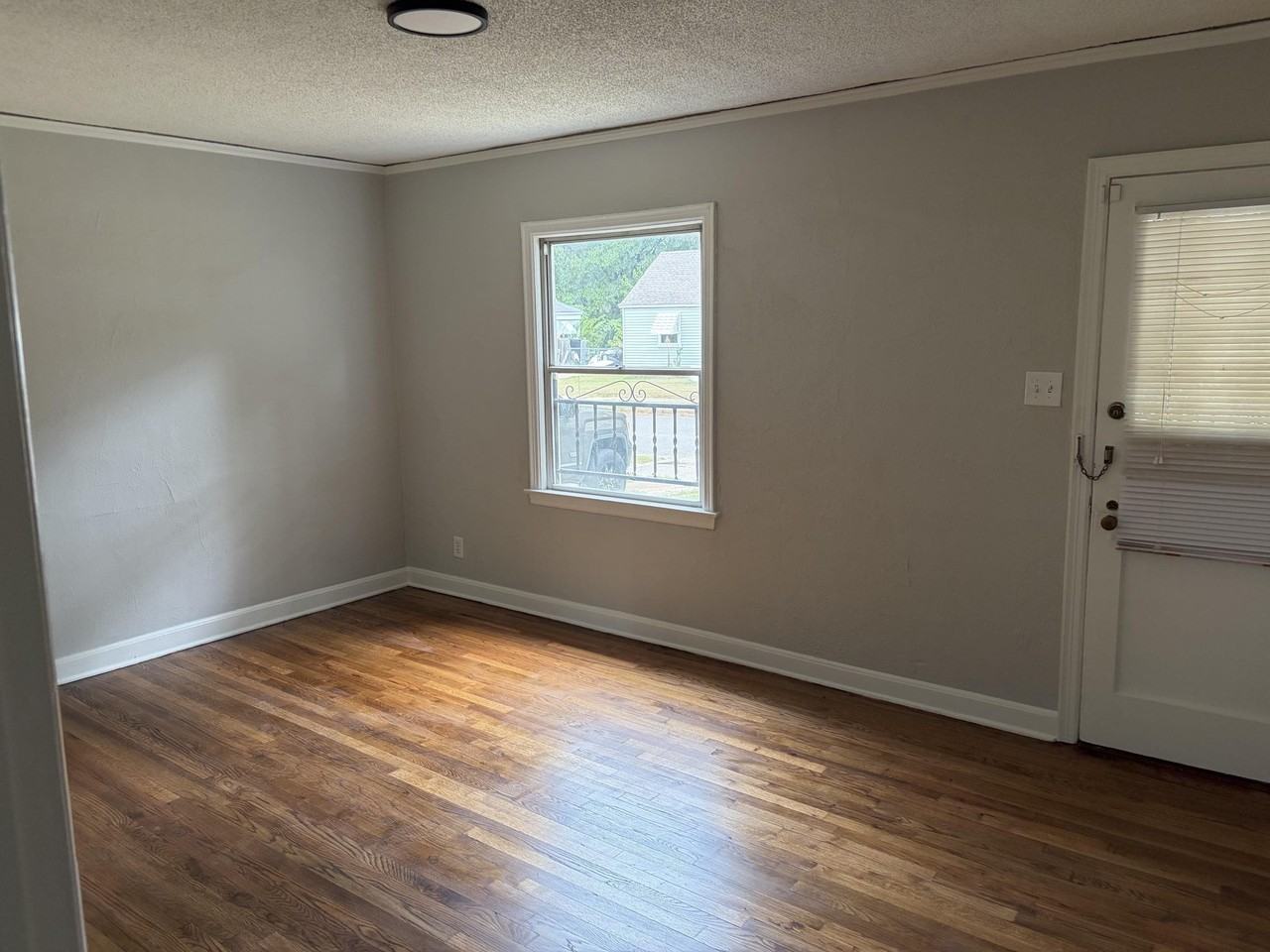 749 Freeman St - Photo 6 of 7
