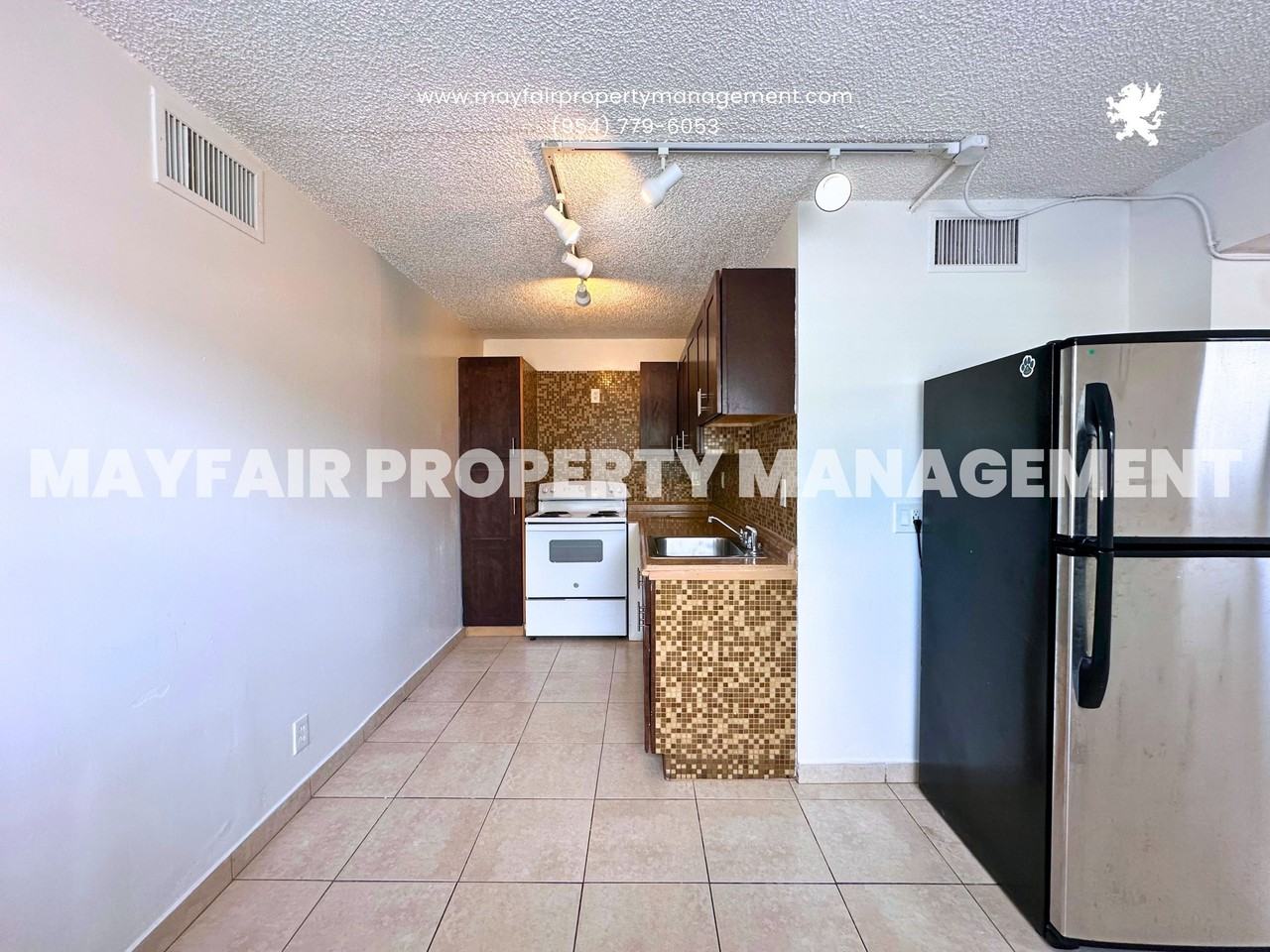 928 South Federal Highway - Photo 2 of 27