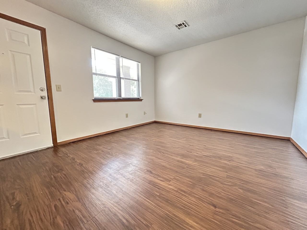 Encore Apartments - Photo 4 of 11