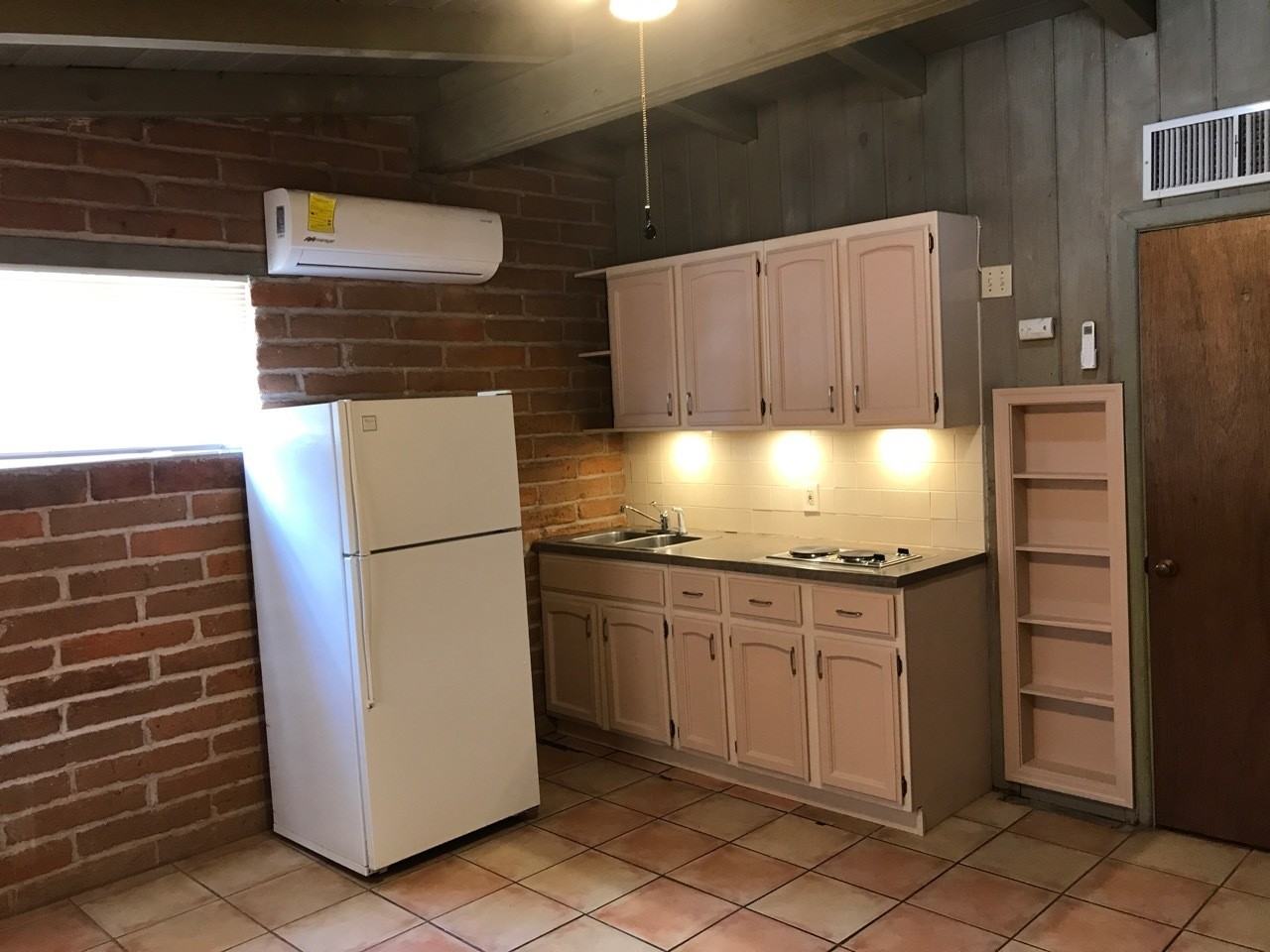 1576 // 2537 East Elm Street #6 - Photo 2 of 8