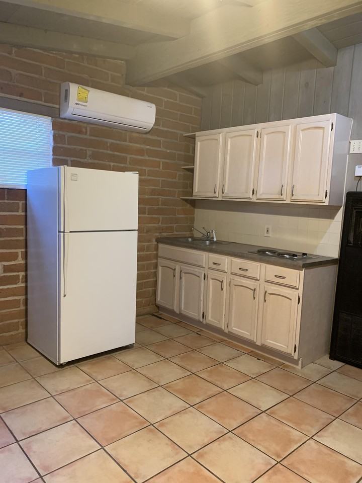 1576 // 2537 East Elm Street #6 - Photo 3 of 8