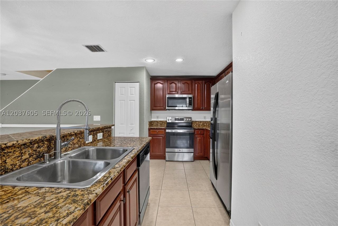 8968 Lancaster St - Photo 4 of 25