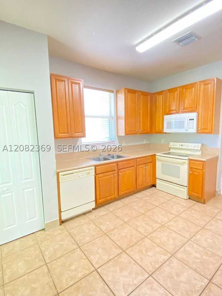2302 Ne 37th Ter #2302 - Photo 4 of 13