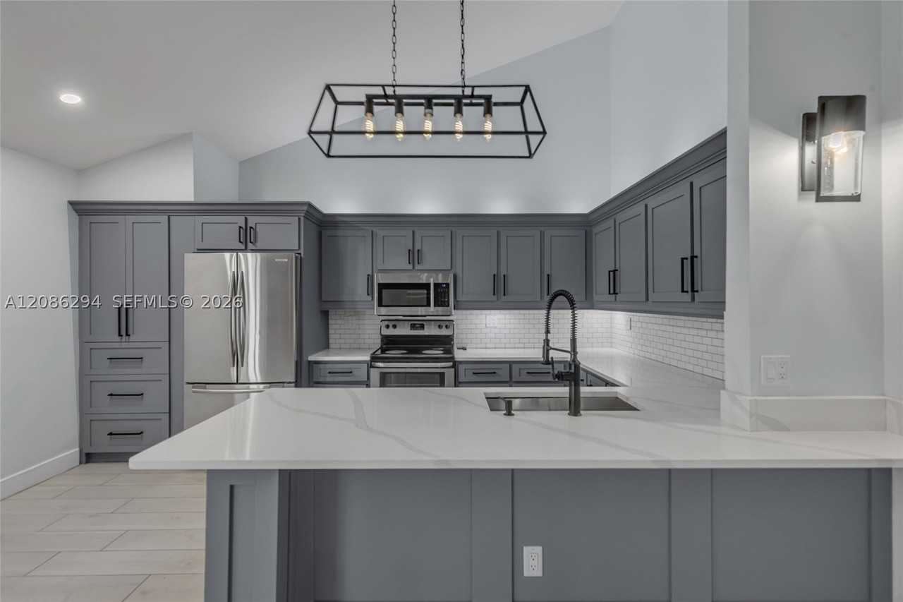 1050 Summit Trail Cir #B - Photo 5 of 46