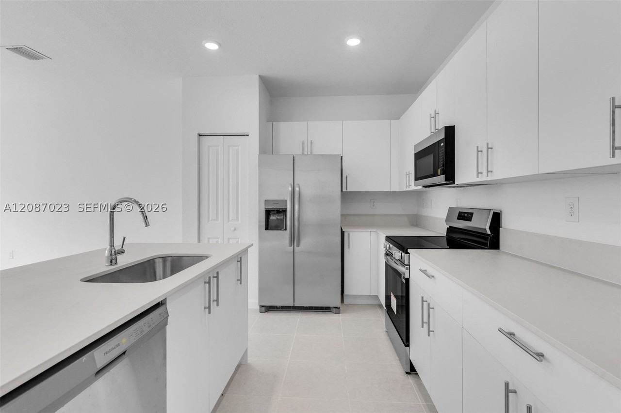 1125 Se 3rd St - Photo 2 of 38