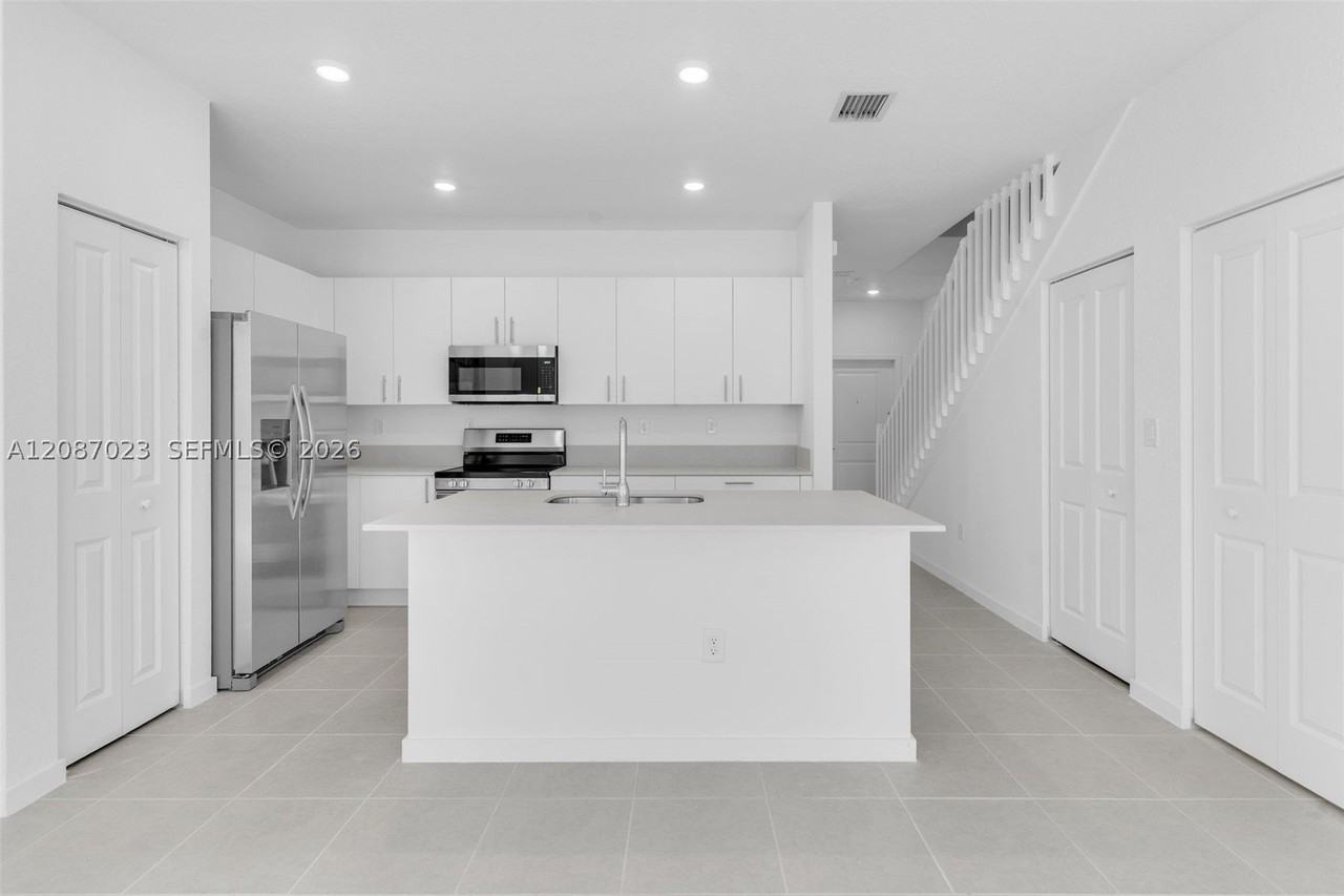 1125 Se 3rd St - Photo 4 of 38