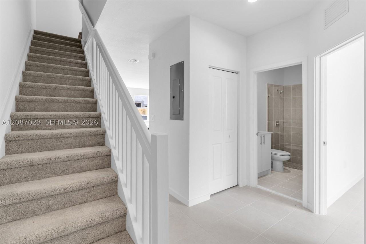 1125 Se 3rd St - Photo 5 of 38