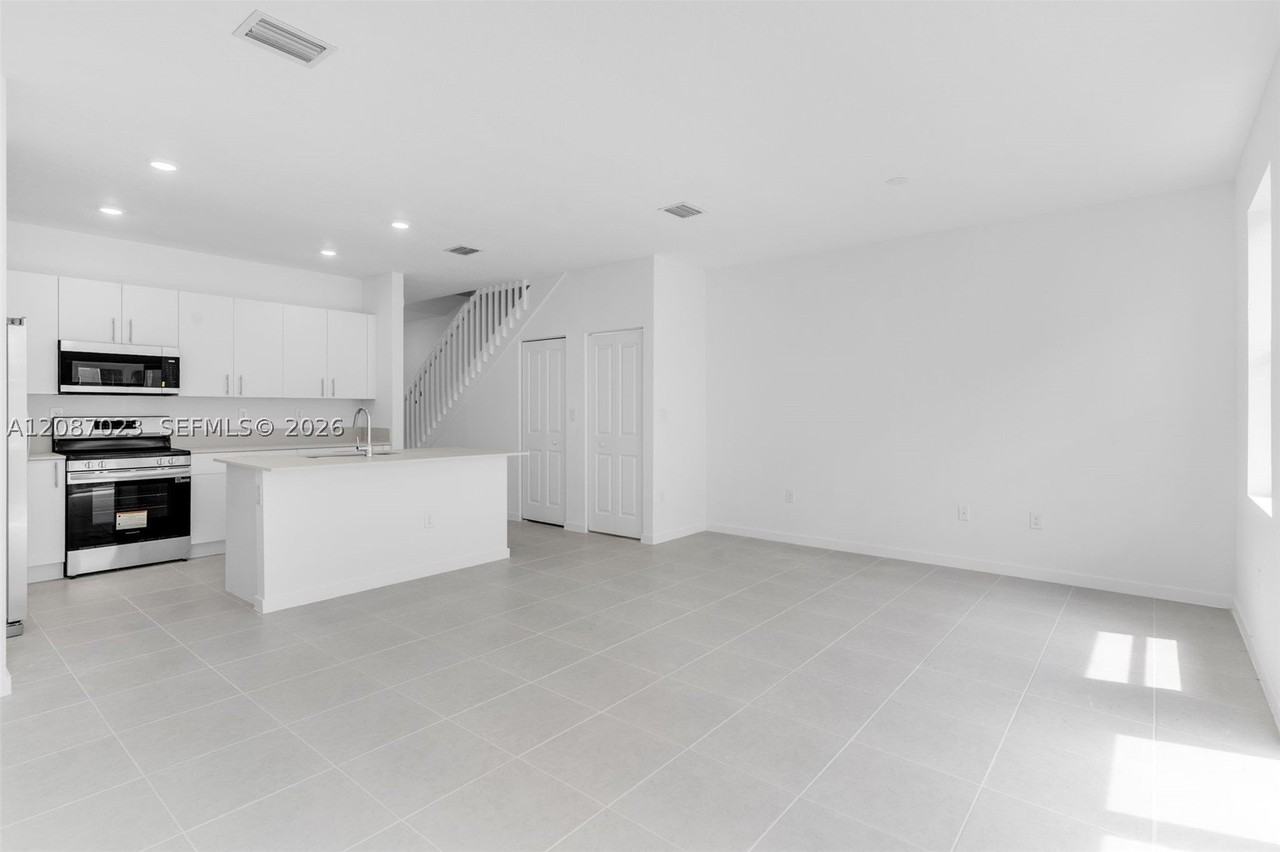 1125 Se 3rd St - Photo 7 of 38