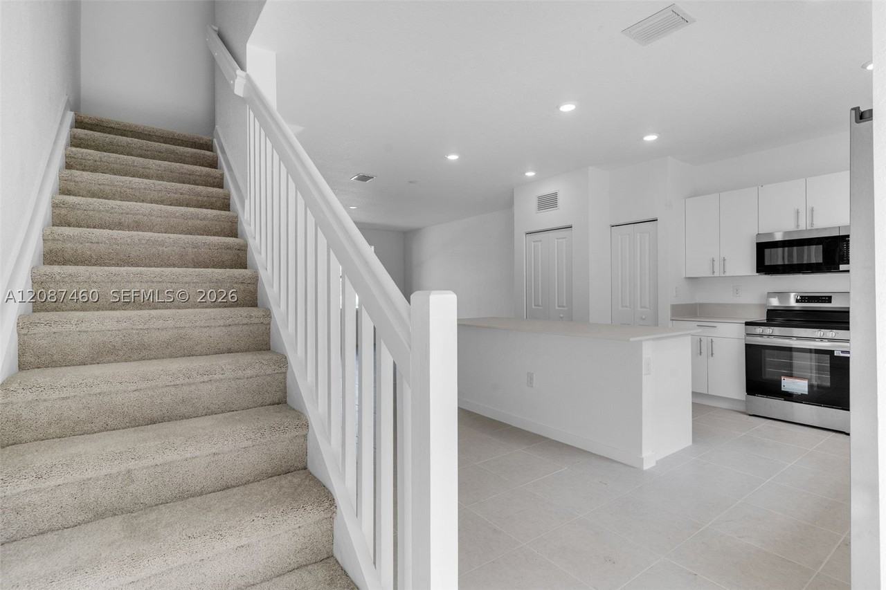 1081 Se 3rd St - Photo 4 of 24
