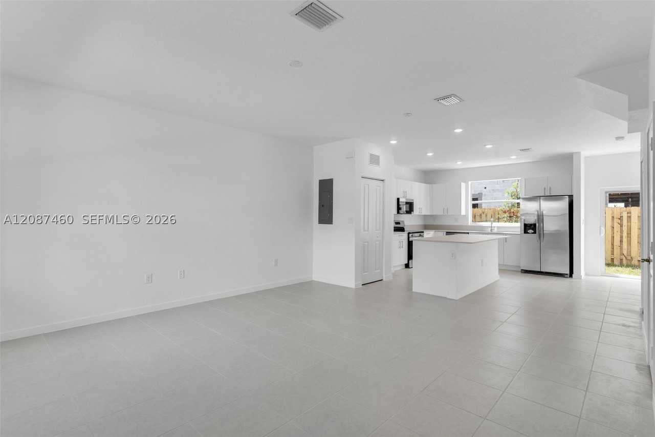 1081 Se 3rd St - Photo 5 of 24