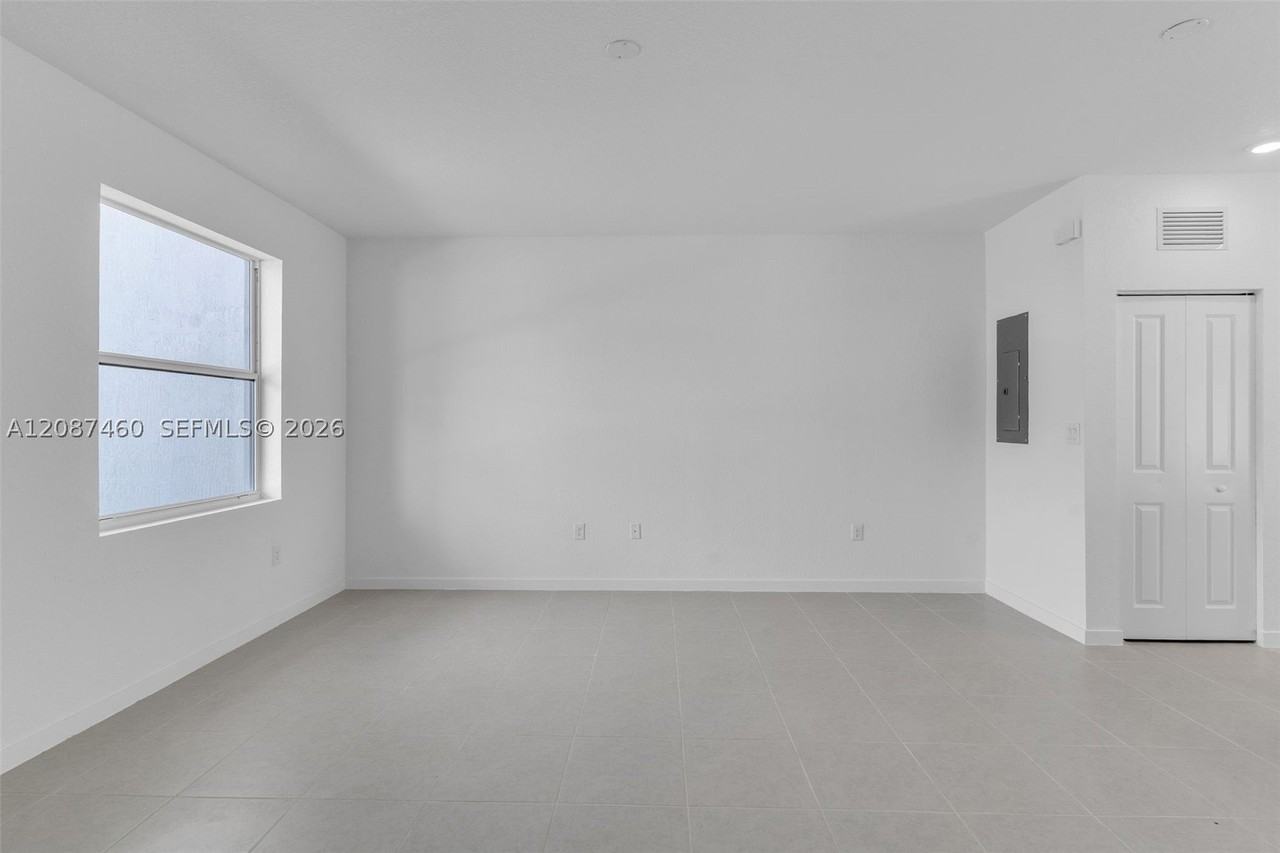 1081 Se 3rd St - Photo 6 of 24