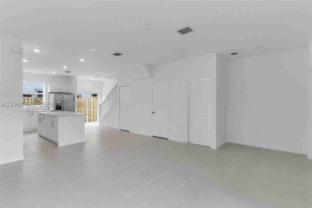 1081 Se 3rd St - Photo 7 of 24