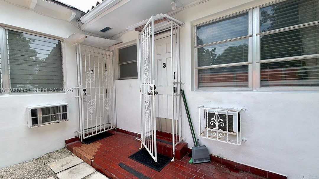975 Sw 10th St #5 - Photo 4 of 40