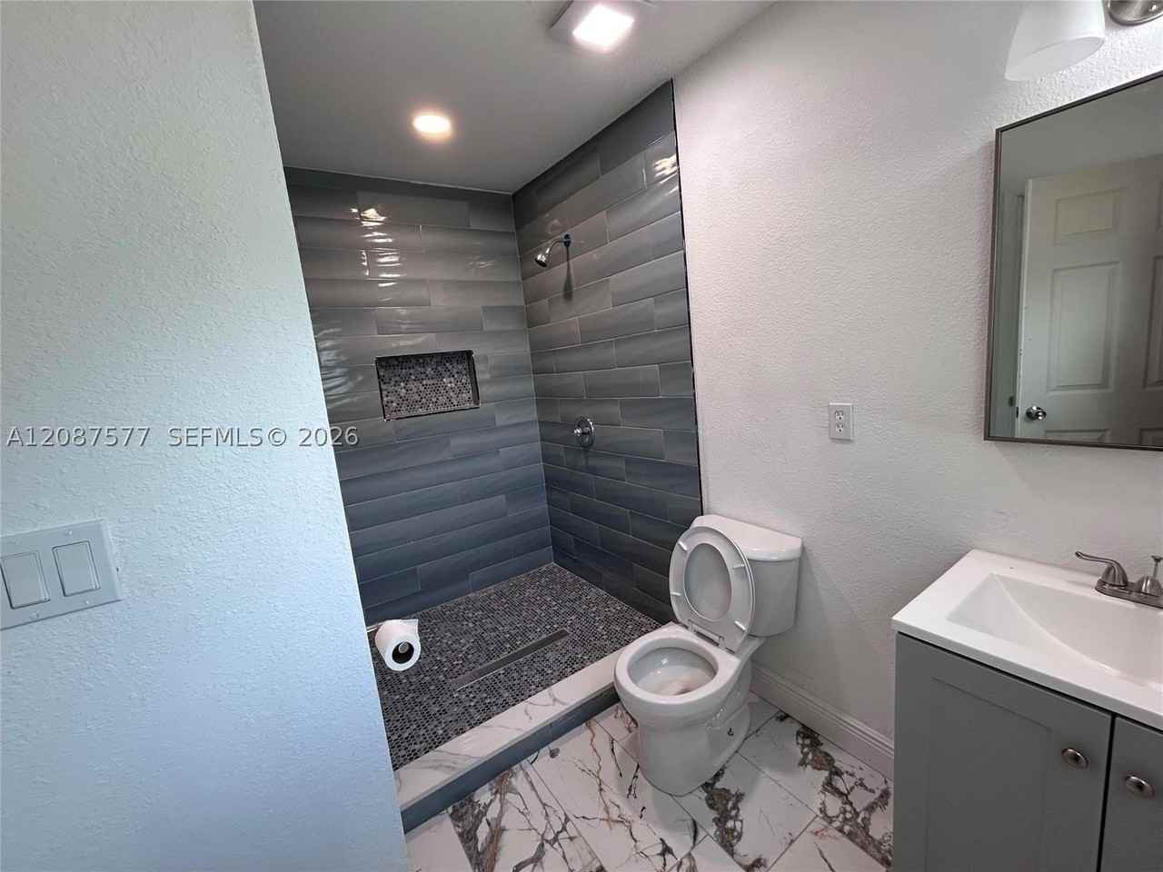 1835 Nw 122nd St - Photo 5 of 7