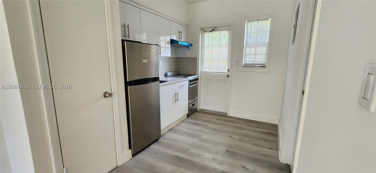 930 Sw 4th Ave #3 - Photo 4 of 6