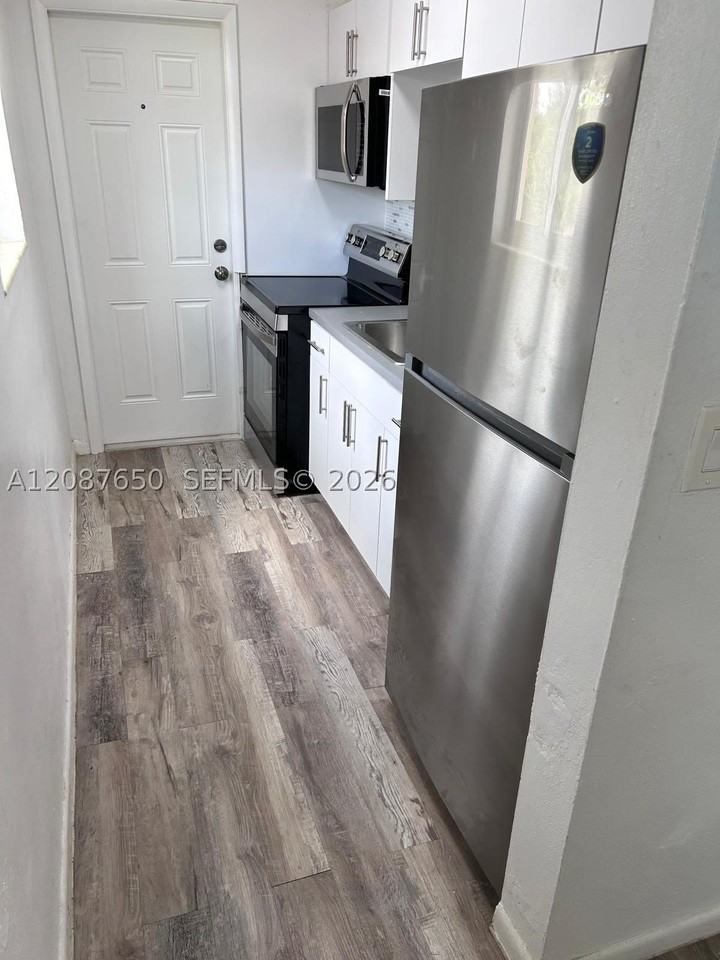16911 Ne 21st Ave #8 - Photo 3 of 25