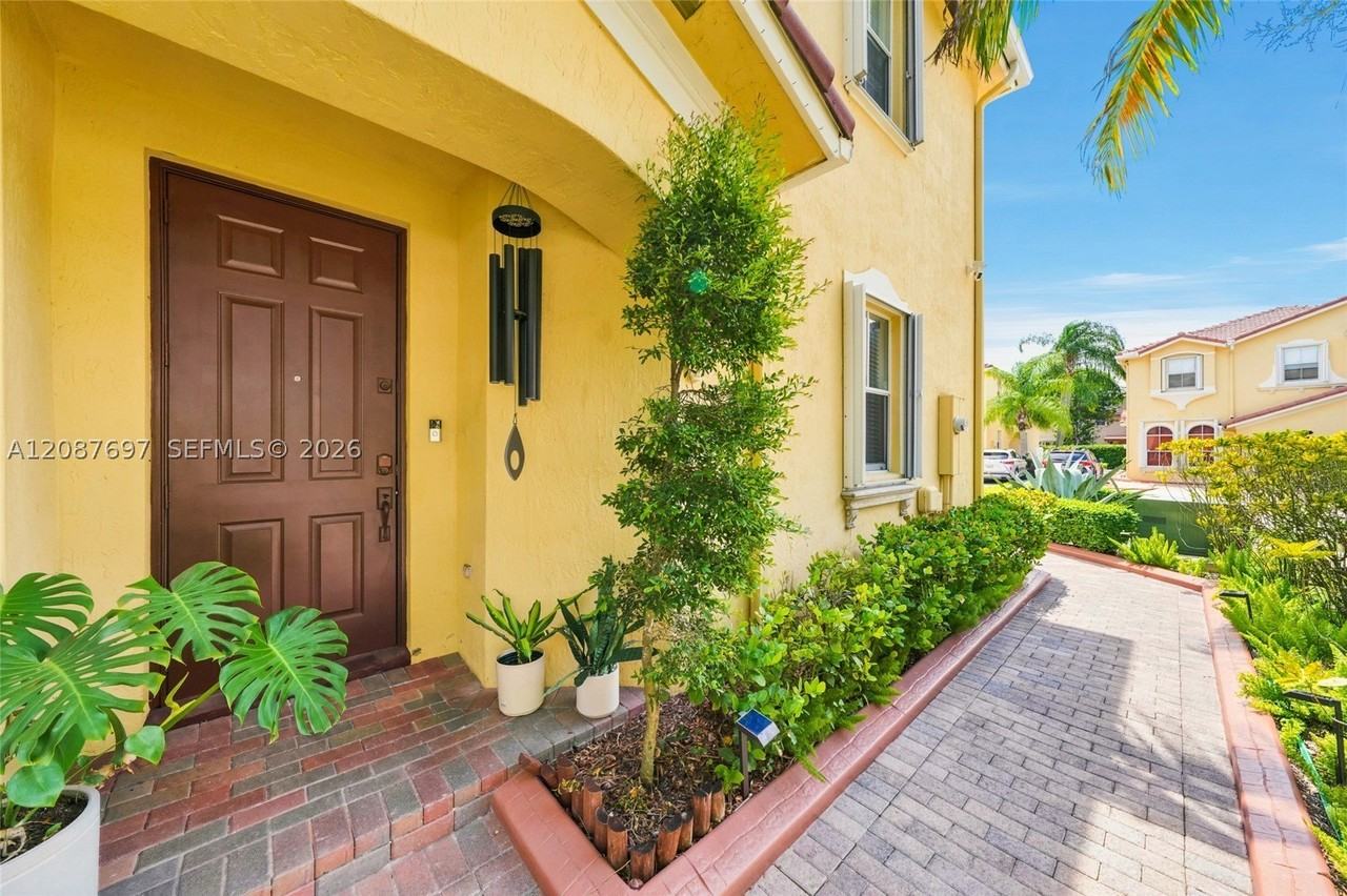889 Sw 151st Pl - Photo 5 of 41