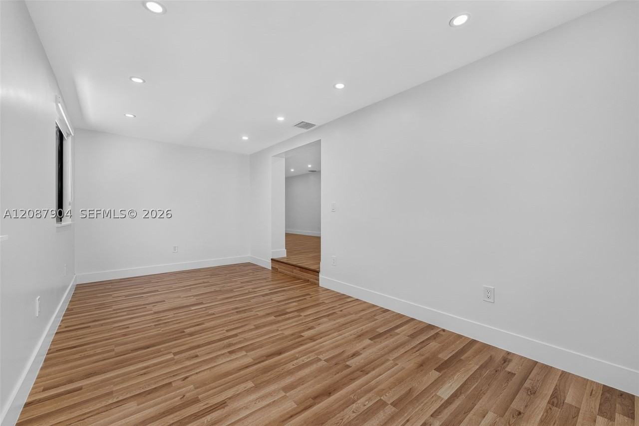 1861 Sw 22nd Ter - Photo 7 of 35