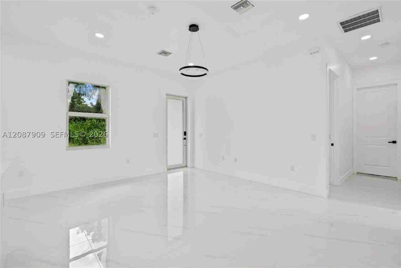 936 Anthony St E - Photo 4 of 16