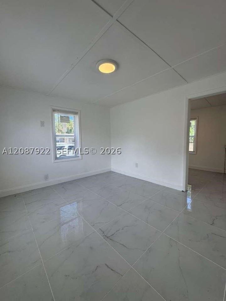 731 Sw 3rd Pl #1 - Photo 4 of 9