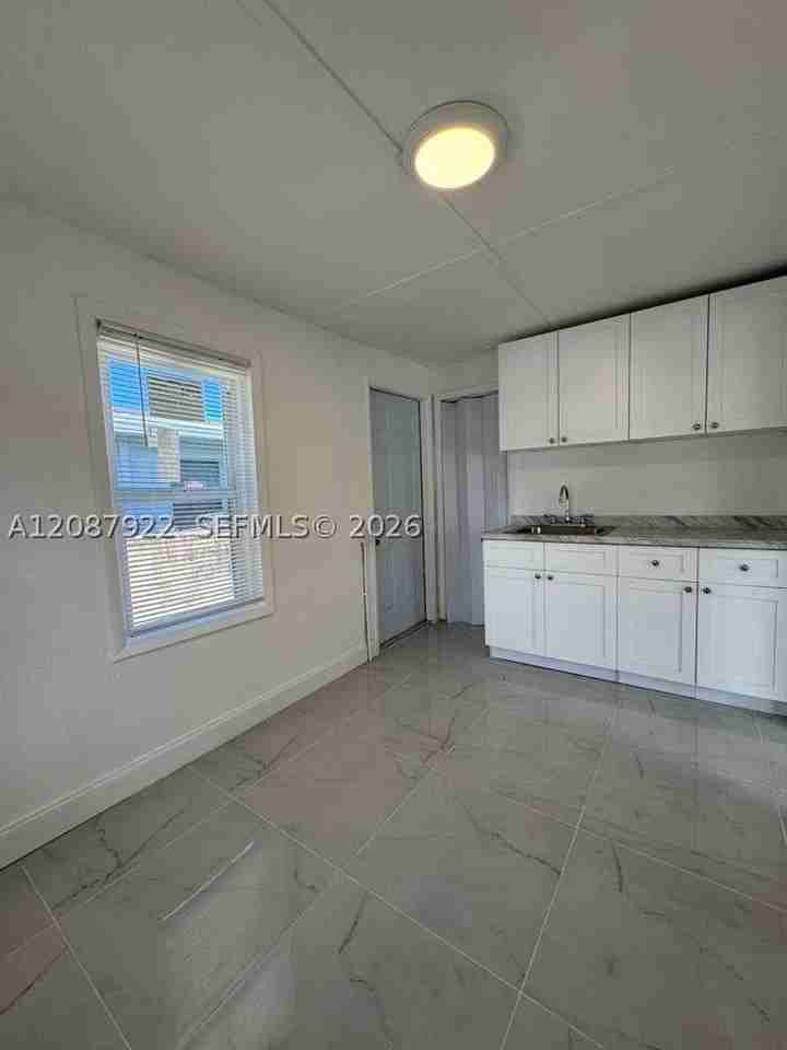 731 Sw 3rd Pl #1 - Photo 5 of 9