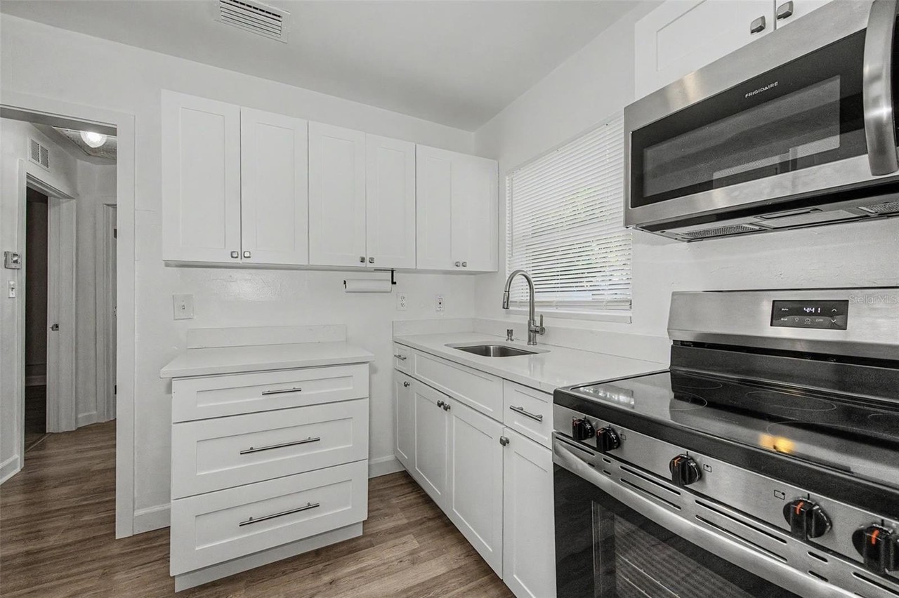 1001 Queen St S - Photo 7 of 19