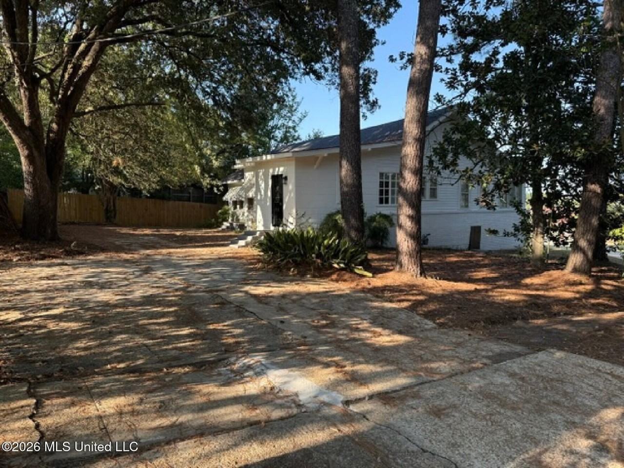 1605 Peachtree St - Photo 3 of 45