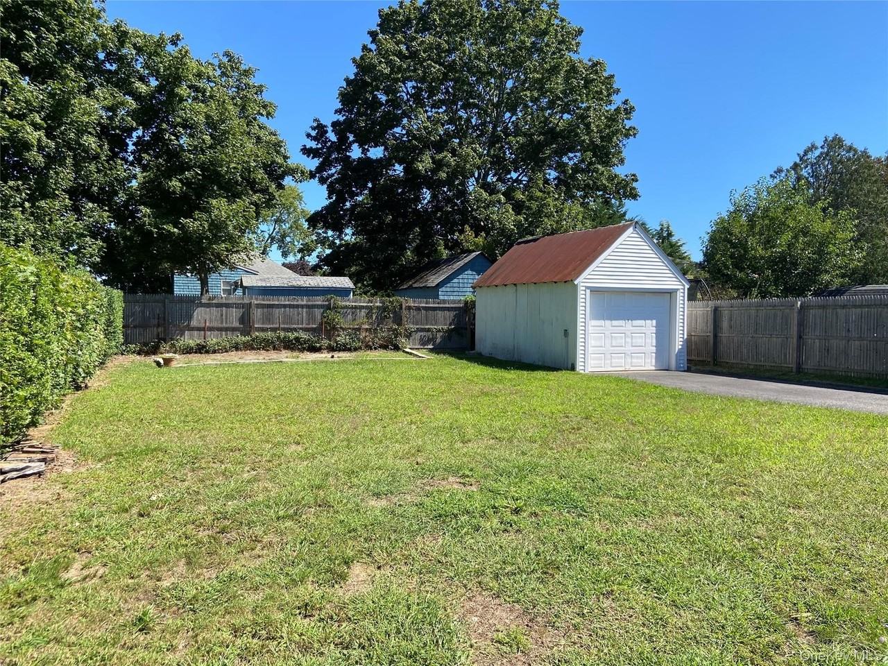424 Sweezy Ave - Photo 4 of 12