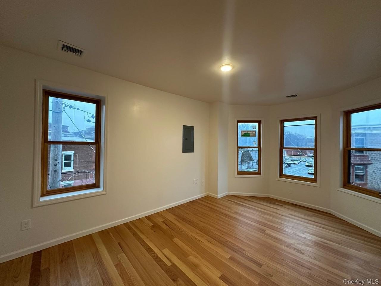 31 Benkard Ave - Photo 3 of 22