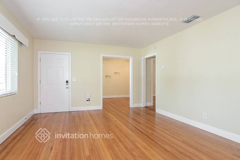 621 S Keystone Ave - Photo 2 of 17