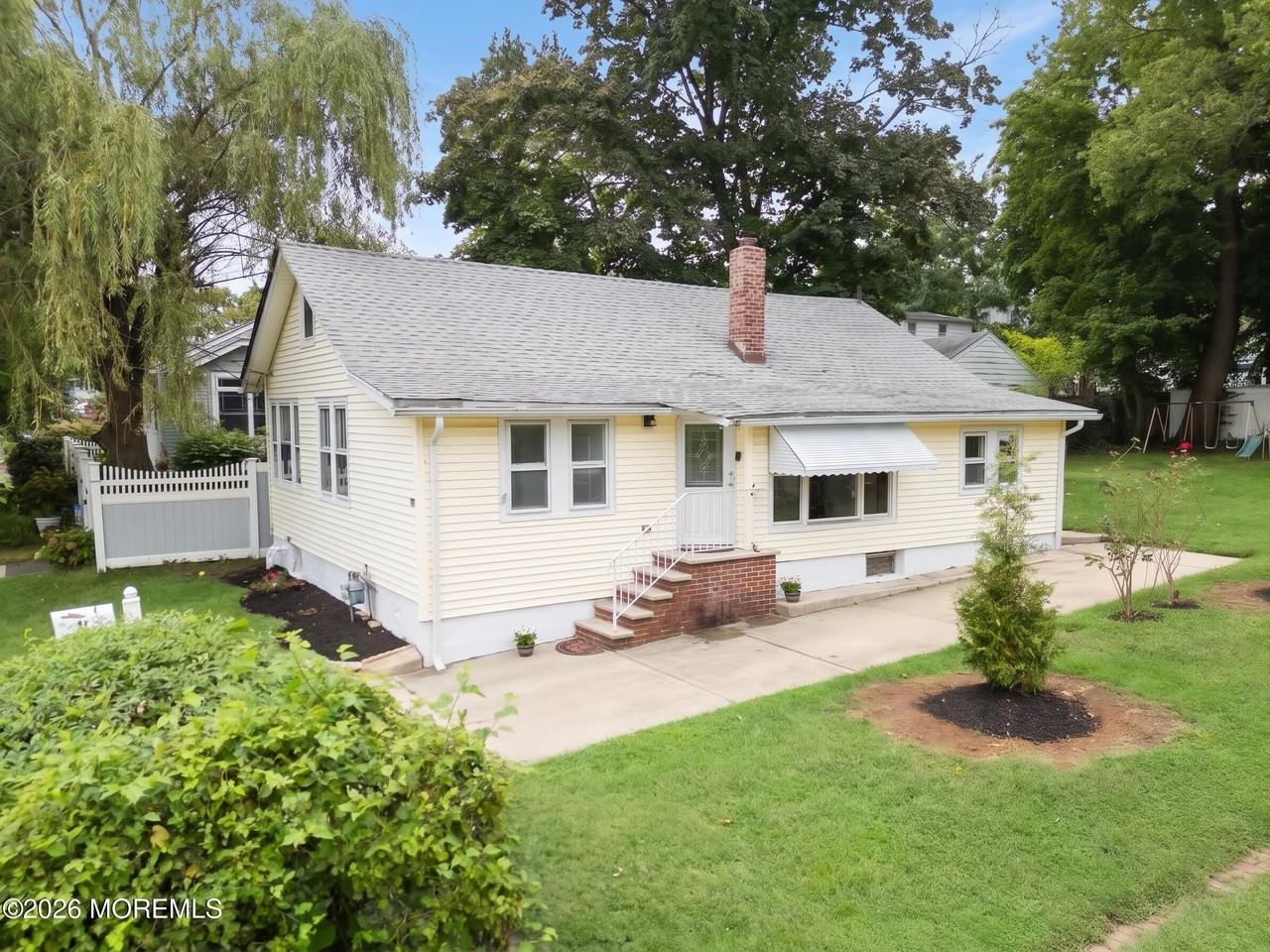 92 Asbury Ave - Photo 3 of 28