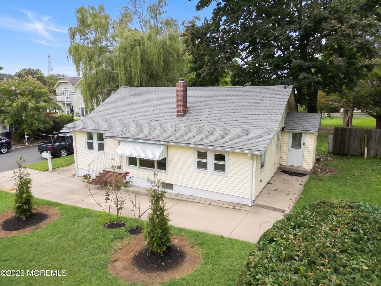 92 Asbury Ave - Photo 5 of 28