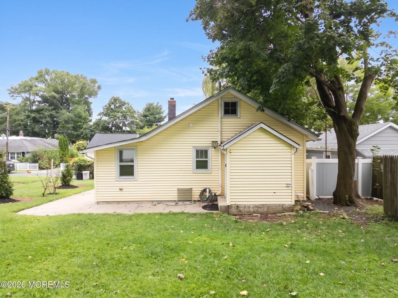 92 Asbury Ave - Photo 7 of 28