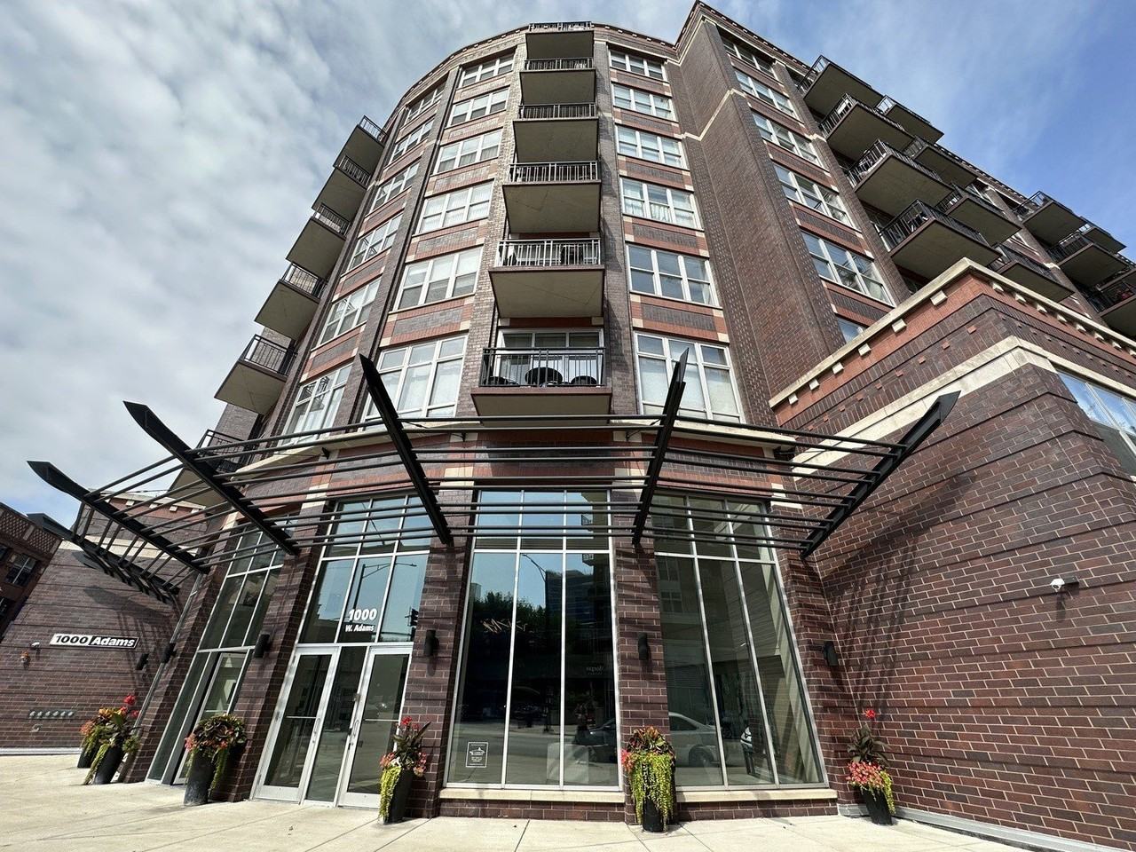 1000 W Adams St #810