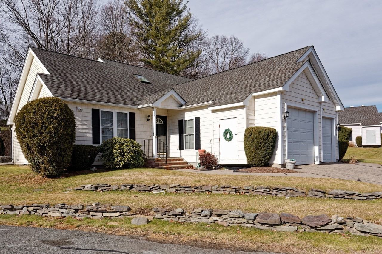 21 Surry Dr - Photo 2 of 42