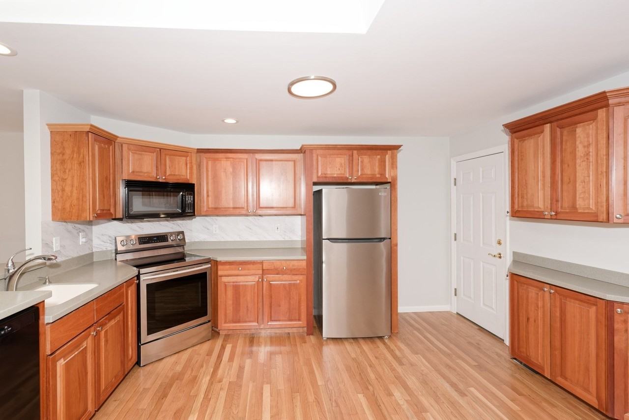 21 Surry Dr - Photo 3 of 42