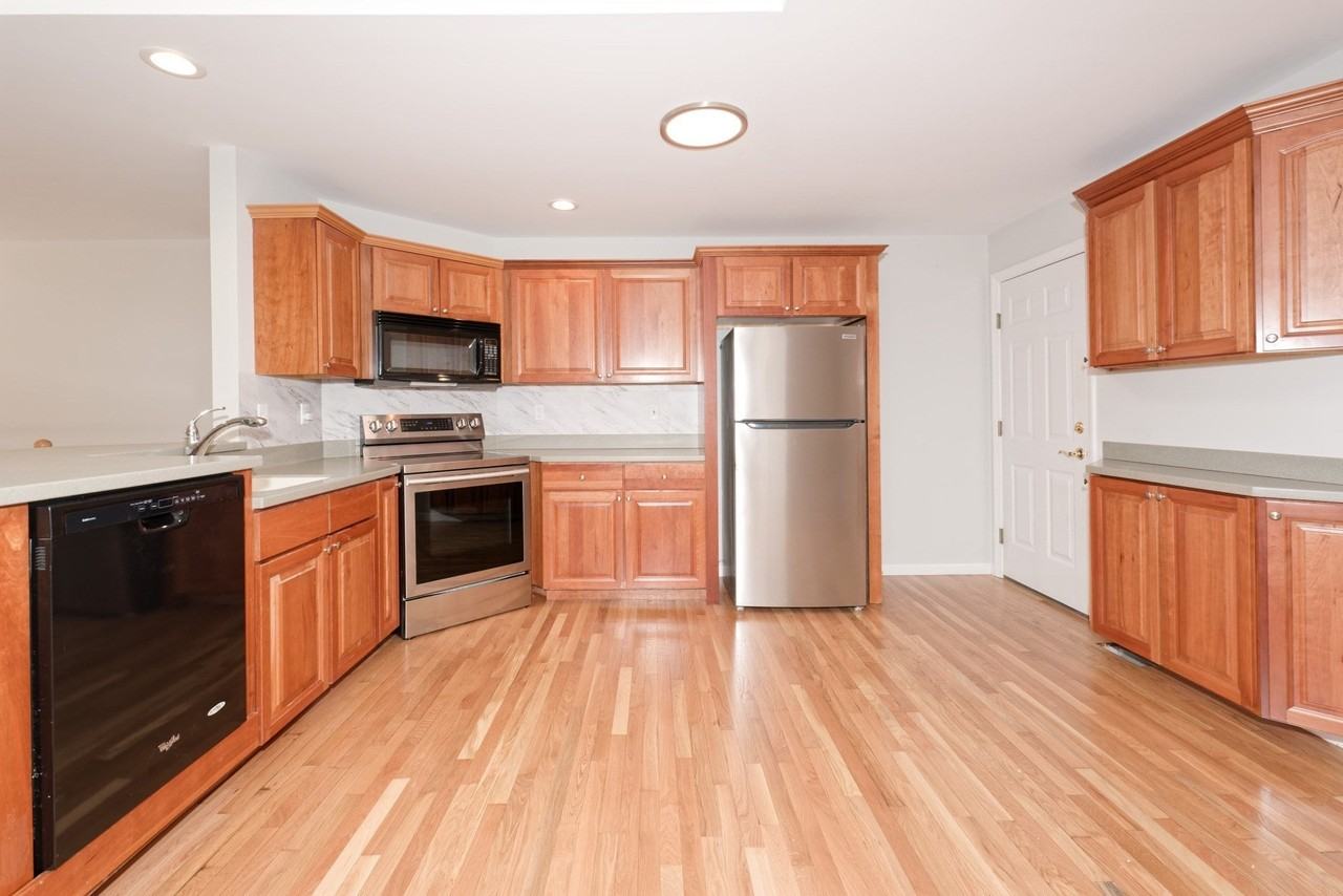 21 Surry Dr - Photo 4 of 42
