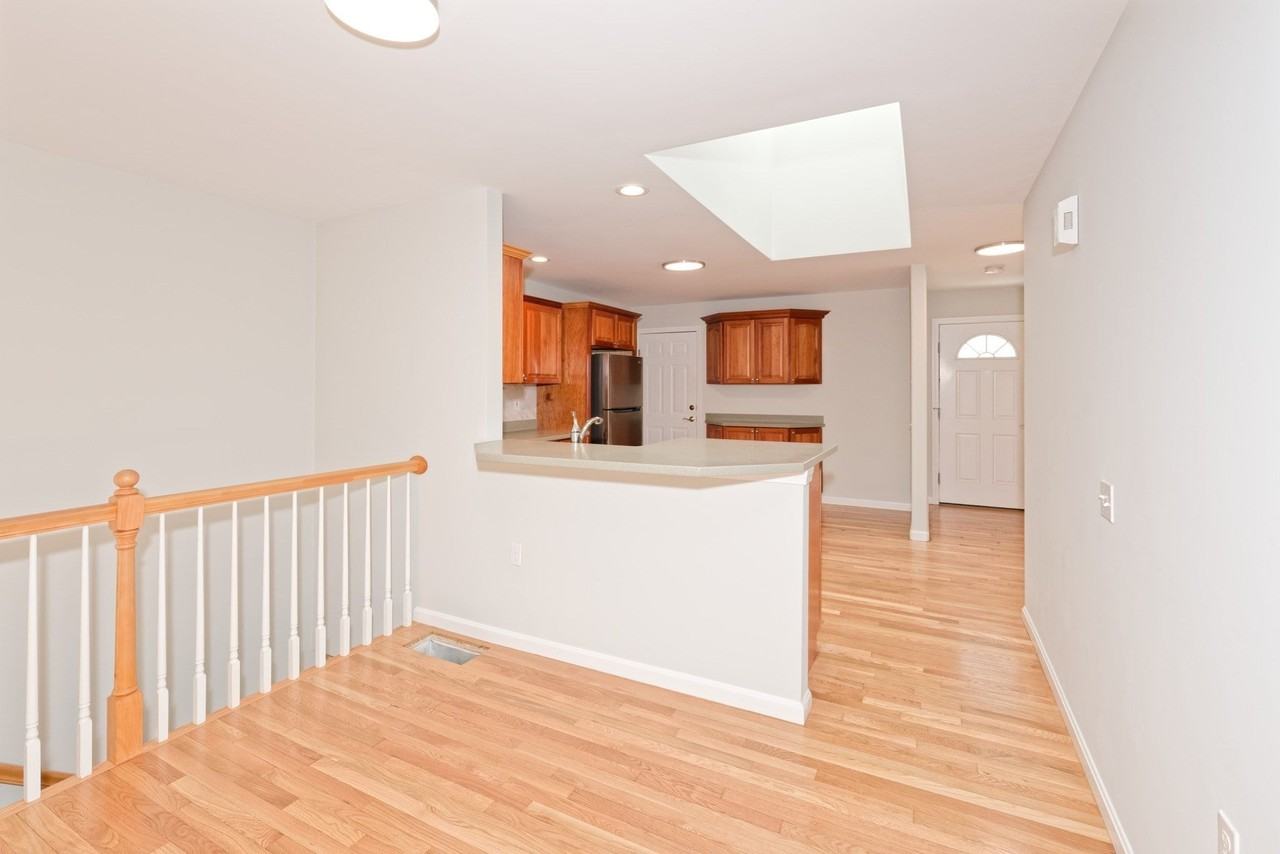 21 Surry Dr - Photo 6 of 42