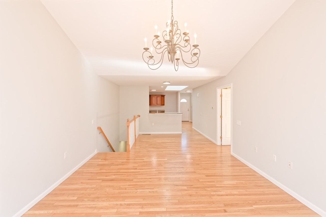 21 Surry Dr - Photo 7 of 42
