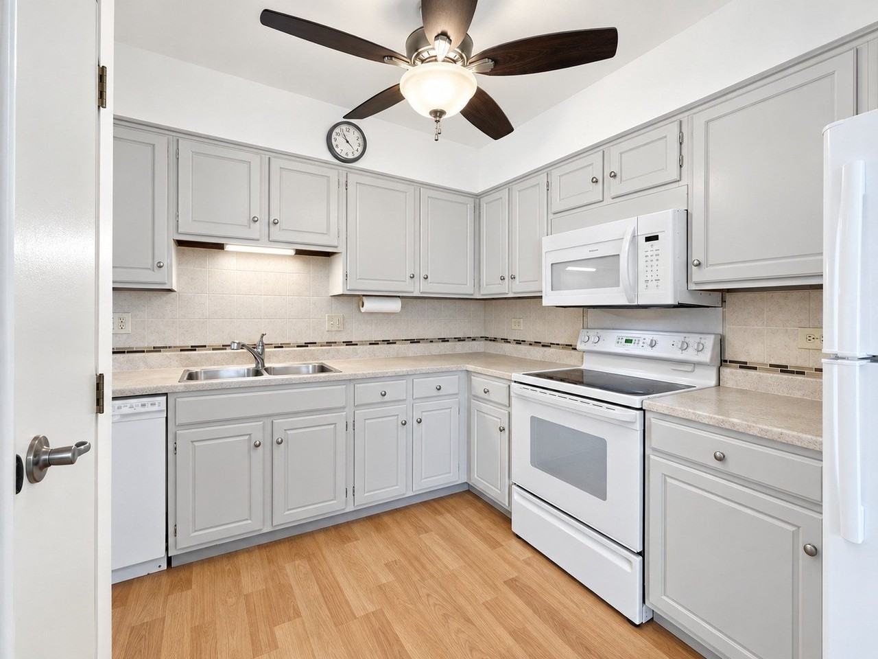 601 W Huntington Commons Rd #302 - Photo 7 of 21