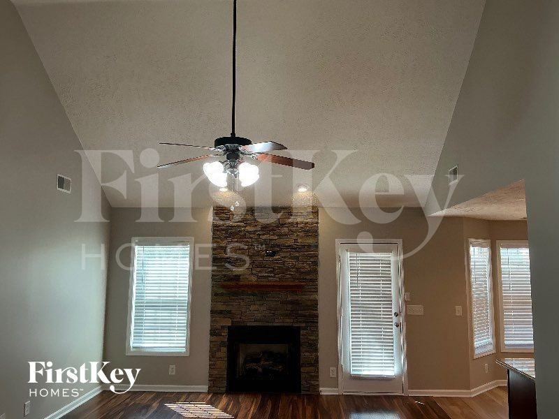 3136 Hawthorn Dr - Photo 2 of 12